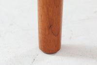 北欧より買い付けたエクステンションダイニングテーブルです。天板の縁は程よく削り出されており、拡張時に天板とフラットになる様、また収納時にも綺麗に見える様拡張板は調整されています。良質なチーク材の綺麗な木目が綺麗です。使用目的によって、さっと天板を広げる事が出来ますので、大変便利です。片方だけ拡張板を広げて使用可能です。クオリティーの高い商品です。