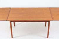 北欧より買い付けたエクステンションダイニングテーブルです。天板の縁は程よく削り出されており、拡張時に天板とフラットになる様、また収納時にも綺麗に見える様拡張板は調整されています。良質なチーク材の綺麗な木目が綺麗です。使用目的によって、さっと天板を広げる事が出来ますので、大変便利です。片方だけ拡張板を広げて使用可能です。クオリティーの高い商品です。