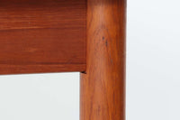 北欧より買い付けたエクステンションダイニングテーブルです。天板の縁は程よく削り出されており、拡張時に天板とフラットになる様、また収納時にも綺麗に見える様拡張板は調整されています。良質なチーク材の綺麗な木目が綺麗です。使用目的によって、さっと天板を広げる事が出来ますので、大変便利です。片方だけ拡張板を広げて使用可能です。クオリティーの高い商品です。