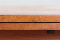 北欧より買い付けたエクステンションダイニングテーブルです。良質なチーク材の綺麗な木目が綺麗です。使用目的によって、さっと天板を広げる事が出来ますので、大変便利です。片方だけ拡張板を広げて使用可能です。