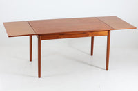 北欧より買い付けたエクステンションダイニングテーブルです。良質なチーク材の綺麗な木目が綺麗です。使用目的によって、さっと天板を広げる事が出来ますので、大変便利です。片方だけ拡張板を広げて使用可能です。