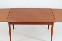 北欧より買い付けたエクステンションダイニングテーブルです。良質なチーク材の綺麗な木目が綺麗です。使用目的によって、さっと天板を広げる事が出来ますので、大変便利です。片方だけ拡張板を広げて使用可能です。