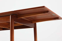 北欧より買い付けたエクステンションダイニングテーブルです。良質なチーク材の綺麗な木目が綺麗です。使用目的によって、さっと天板を広げる事が出来ますので、大変便利です。片方だけ拡張板を広げて使用可能です。