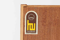 Hundevad&Co社製の造りが良いブックシェルフです。良質なオーク材が使用されています。大型で様々な本が収納可能です。PoulHundevadならではの棚板前面のスリットとタボが見えない設計により非常にすっきりとした印象に仕上がっています。