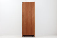 Hundevad&Co社製の造りが良いブックシェルフです。良質なオーク材が使用されています。大型で様々な本が収納可能です。PoulHundevadならではの棚板前面のスリットとタボが見えない設計により非常にすっきりとした印象に仕上がっています。