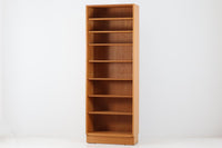 Hundevad&Co社製の造りが良いブックシェルフです。良質なオーク材が使用されています。大型で様々な本が収納可能です。PoulHundevadならではの棚板前面のスリットとタボが見えない設計により非常にすっきりとした印象に仕上がっています。