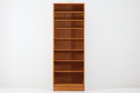 Hundevad&Co社製の造りが良いブックシェルフです。良質なオーク材が使用されています。大型で様々な本が収納可能です。PoulHundevadならではの棚板前面のスリットとタボが見えない設計により非常にすっきりとした印象に仕上がっています。