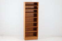 Hundevad&Co社製の造りが良いブックシェルフです。良質なオーク材が使用されています。大型で様々な本が収納可能です。PoulHundevadならではの棚板前面のスリットとタボが見えない設計により非常にすっきりとした印象に仕上がっています。