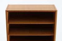 Hundevad&Co社製の造りが良いブックシェルフです。良質なオーク材が使用されています。大型で様々な本が収納可能です。PoulHundevadならではの棚板前面のスリットとタボが見えない設計により非常にすっきりとした印象に仕上がっています。