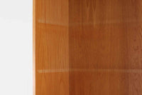 Hundevad&Co社製の造りが良いブックシェルフです。良質なオーク材が使用されています。大型で様々な本が収納可能です。PoulHundevadならではの棚板前面のスリットとタボが見えない設計により非常にすっきりとした印象に仕上がっています。