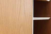 Hundevad&Co社製の造りが良いブックシェルフです。良質なオーク材が使用されています。大型で様々な本が収納可能です。PoulHundevadならではの棚板前面のスリットとタボが見えない設計により非常にすっきりとした印象に仕上がっています。