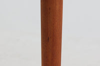 北欧より買い付けたエクステンションダイニングテーブルです。デンマークを代表する家具メーカー"OmannJun"ならではの幕板や脚の形状など、シンプルな中にも拘りを感じさせてくれます。良質なチーク材の綺麗な木目が特徴的です。使用目的によって、さっと天板を広げる事が出来ますので、大変便利です。