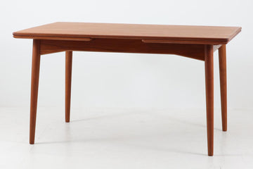 北欧より買い付けたエクステンションダイニングテーブルです。デンマークを代表する家具メーカー"OmannJun"ならではの幕板や脚の形状など、シンプルな中にも拘りを感じさせてくれます。良質なチーク材の綺麗な木目が特徴的です。使用目的によって、さっと天板を広げる事が出来ますので、大変便利です。