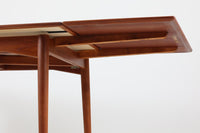 北欧より買い付けたエクステンションダイニングテーブルです。デンマークを代表する家具メーカー"OmannJun"ならではの幕板や脚の形状など、シンプルな中にも拘りを感じさせてくれます。良質なチーク材の綺麗な木目が特徴的です。使用目的によって、さっと天板を広げる事が出来ますので、大変便利です。