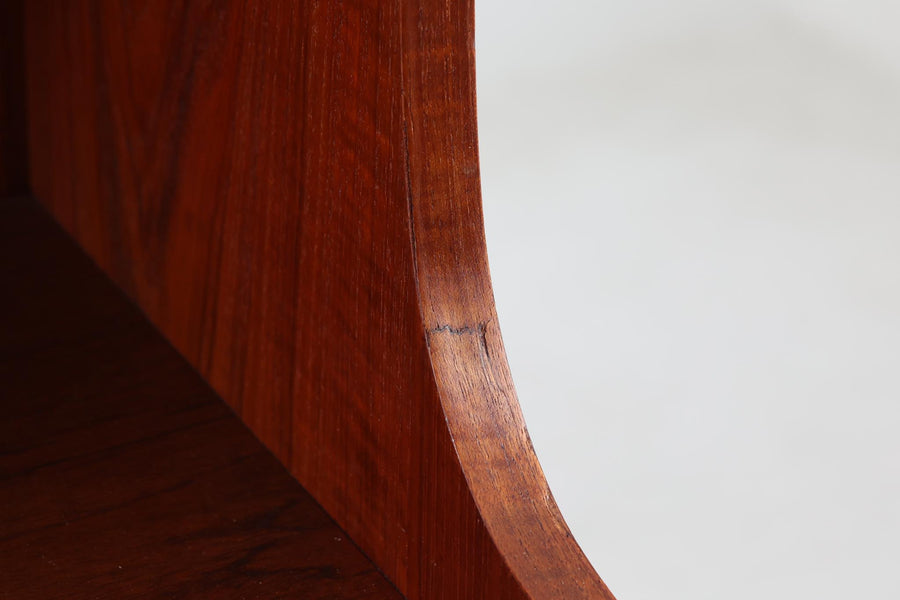 デンマーク製のシンプルなデザインのシェルフです。良質なチーク材が使用されており、飾り付ける事によりまた違った雰囲気を見せてくれそうです。