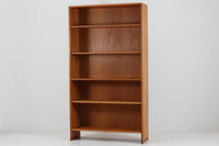 北欧より買い付けたHansJ.Wegnerデザインのブックシェルフです。彼のキャビネット類を数多く手がけたRYmobler社製の本棚です。本体はオーク材が使用されています。シンプルなデザインながらも要所要所にウェグナーらしいデザインが施してあり、実用性にも優れている逸品です。