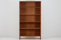 北欧より買い付けたHansJ.Wegnerデザインのブックシェルフです。彼のキャビネット類を数多く手がけたRYmobler社製の本棚です。本体はオーク材が使用されています。シンプルなデザインながらも要所要所にウェグナーらしいデザインが施してあり、実用性にも優れている逸品です。
