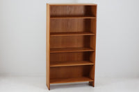北欧より買い付けたHansJ.Wegnerデザインのブックシェルフです。彼のキャビネット類を数多く手がけたRYmobler社製の本棚です。本体はオーク材が使用されています。シンプルなデザインながらも要所要所にウェグナーらしいデザインが施してあり、実用性にも優れている逸品です。