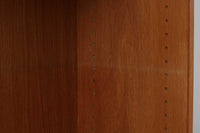 北欧より買い付けたHansJ.Wegnerデザインのブックシェルフです。彼のキャビネット類を数多く手がけたRYmobler社製の本棚です。本体はオーク材が使用されています。シンプルなデザインながらも要所要所にウェグナーらしいデザインが施してあり、実用性にも優れている逸品です。