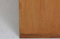 北欧より買い付けたHansJ.Wegnerデザインのブックシェルフです。彼のキャビネット類を数多く手がけたRYmobler社製の本棚です。本体はオーク材が使用されています。シンプルなデザインながらも要所要所にウェグナーらしいデザインが施してあり、実用性にも優れている逸品です。