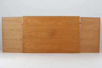 拡張板は天板内部に収納されており、収納時は見えない形になっています。そのため天板の縁は厚めに作成されています。HenningKjaerulfの代表的な作品です。オーク材の希少なモデルです。