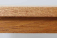 拡張板は天板内部に収納されており、収納時は見えない形になっています。そのため天板の縁は厚めに作成されています。HenningKjaerulfの代表的な作品です。オーク材の希少なモデルです。