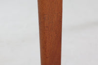 拡張板は天板内部に収納されており、収納時は見えない形になっています。そのため天板の縁は厚めに作成されています。良質なチーク材が使用されています。HenningKjaerulfの代表的な作品です。