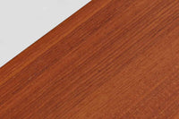 拡張板は天板内部に収納されており、収納時は見えない形になっています。そのため天板の縁は厚めに作成されています。良質なチーク材が使用されています。HenningKjaerulfの代表的な作品です。