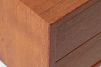 カイ・クリスチャンセン"デザインのチェストです。綺麗な木目のチーク材の木肌が魅力的です。取っ手が特徴的なデザインです。