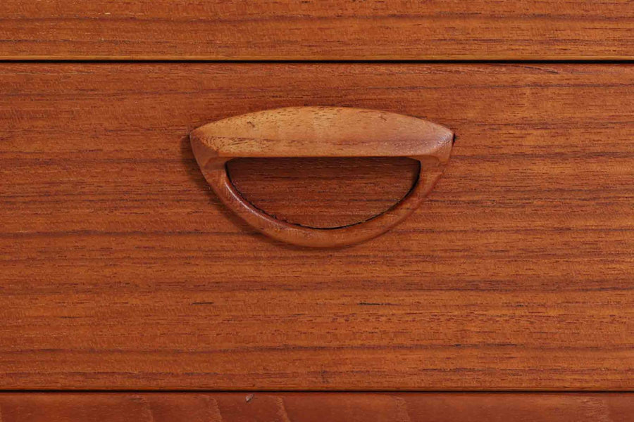 カイ・クリスチャンセン"デザインのチェストです。綺麗な木目のチーク材の木肌が魅力的です。取っ手が特徴的なデザインです。