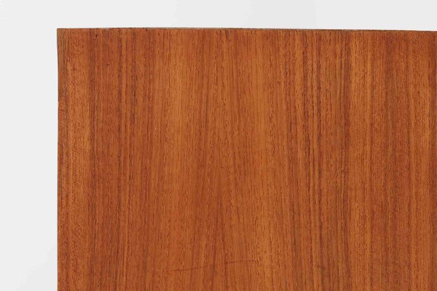 カイ・クリスチャンセン"デザインのチェストです。綺麗な木目のチーク材の木肌が魅力的です。取っ手が特徴的なデザインです。
