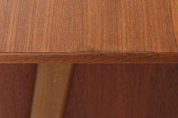 小ぶりな片袖デスクです。お子様の学習机としてもお使い頂けます。良質なチーク材が使用されており、綺麗な木目です。小ぶりながらもクオリティーの高い商品です。