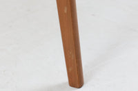 小ぶりな片袖デスクです。お子様の学習机としてもお使い頂けます。良質なチーク材が使用されており、綺麗な木目です。小ぶりながらもクオリティーの高い商品です。