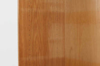 北欧より買い付けたHansJ.Wegnerデザインのブックシェルフです。彼のキャビネット類を数多く手がけたRYmobler社製の本棚です。本体はオーク材が使用されています。シンプルなデザインながらも要所要所にウェグナーらしいデザインが施してあり、実用性にも優れている逸品です。