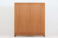 北欧より買い付けたHansJ.Wegnerデザインのブックシェルフです。彼のキャビネット類を数多く手がけたRYmobler社製の本棚です。本体はオーク材が使用されています。シンプルなデザインながらも要所要所にウェグナーらしいデザインが施してあり、実用性にも優れている逸品です。