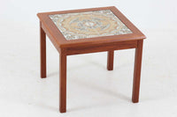 北欧より買い付けたサイドテーブルです。タイルがデザインポイントになっており、熱いコップなどをそのまま置く事が出来ます。本体には良質なチーク材が使用されています。