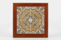 北欧より買い付けたサイドテーブルです。タイルがデザインポイントになっており、熱いコップなどをそのまま置く事が出来ます。本体には良質なチーク材が使用されています。