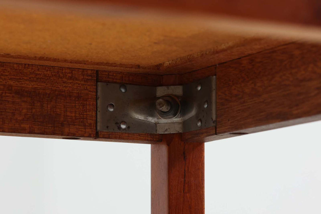 北欧より買い付けたサイドテーブルです。タイルがデザインポイントになっており、熱いコップなどをそのまま置く事が出来ます。本体には良質なチーク材が使用されています。
