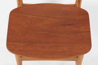 北欧より買い付けたチェアです。Borgemogensenによってデザインされた「model122」です。チーク材の背と座とビーチ材のフレームの組み合わせがデザインポイントになっています。脚に反りがあるため難あり品としての販売です。