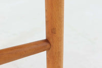 北欧より買い付けたチェアです。Borgemogensenによってデザインされた「model122」です。チーク材の背と座とビーチ材のフレームの組み合わせがデザインポイントになっています。脚に反りがあるため難あり品としての販売です。