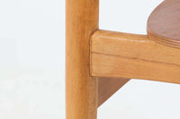 北欧より買い付けたチェアです。Borgemogensenによってデザインされた「model122」です。チーク材の背と座とビーチ材のフレームの組み合わせがデザインポイントになっています。脚に反りがあるため難あり品としての販売です。