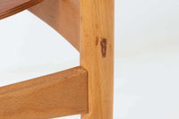 北欧より買い付けたチェアです。Borgemogensenによってデザインされた「model122」です。チーク材の背と座とビーチ材のフレームの組み合わせがデザインポイントになっています。脚に反りがあるため難あり品としての販売です。