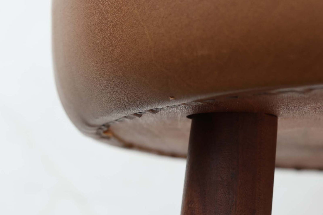 デンマークより買い付けました。珍しい円形のスツールです。大きめのゆったりとした座面で短い脚が可愛らしいデザインです。座面はオリジナルの状態です。