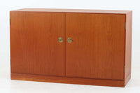 デンマークより買い付けた「Borgemogensen」デザインによる小ぶりなキャビネットです。取手と鍵が一体になったデザインで、シンプルながらもおしゃれなデザインです。通常鍵が2点付属しますが、こちらは1点のみとなっておりますのでご了承くださいませ。左右共通鍵となっております。チーク材の希少なモデルです。