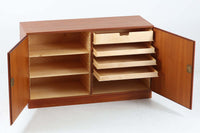 デンマークより買い付けた「Borgemogensen」デザインによる小ぶりなキャビネットです。取手と鍵が一体になったデザインで、シンプルながらもおしゃれなデザインです。通常鍵が2点付属しますが、こちらは1点のみとなっておりますのでご了承くださいませ。左右共通鍵となっております。チーク材の希少なモデルです。