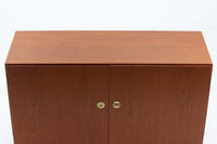 デンマークより買い付けた「Borgemogensen」デザインによる小ぶりなキャビネットです。取手と鍵が一体になったデザインで、シンプルながらもおしゃれなデザインです。通常鍵が2点付属しますが、こちらは1点のみとなっておりますのでご了承くださいませ。左右共通鍵となっております。チーク材の希少なモデルです。