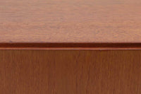 デンマークより買い付けた「Borgemogensen」デザインによる小ぶりなキャビネットです。取手と鍵が一体になったデザインで、シンプルながらもおしゃれなデザインです。通常鍵が2点付属しますが、こちらは1点のみとなっておりますのでご了承くださいませ。左右共通鍵となっております。チーク材の希少なモデルです。