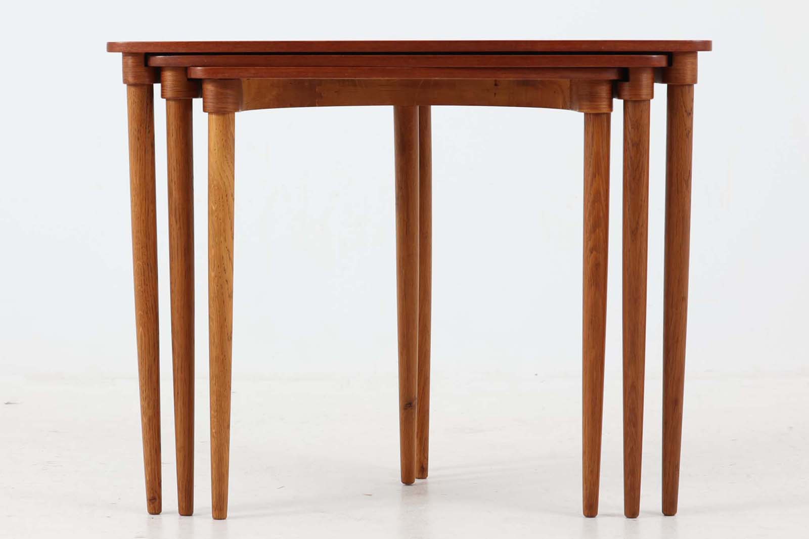 デンマーク製 お洒落な形の小ぶりなネストテーブル/サイド