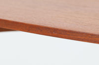 デンマークより買い付けました。お洒落な珍しい形の天板でビンテージ品ならではの3本脚のネストテーブルです。天板には良質なチーク材、脚部にはオーク材が使用されています。