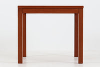 北欧より買い付けたサイドテーブルです。タイルがデザインポイントになっており、熱いコップなどをそのまま置く事が出来ます。本体には良質なチーク材が使用されています。